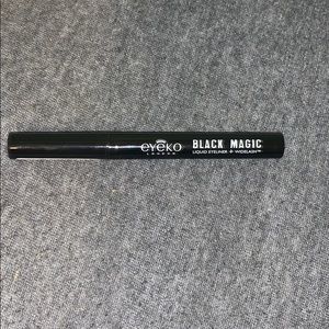 black eyeliner